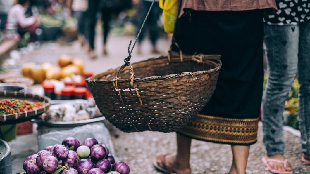 Vrouw met mand op een markt