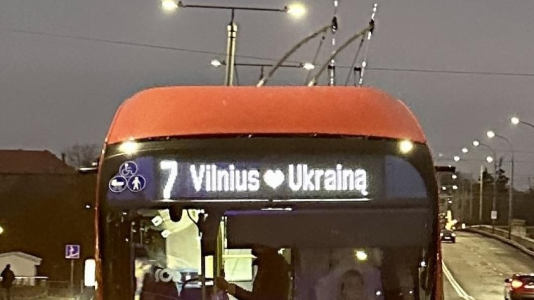 Trolleybus in Litouwen met opschrift 'Vilnius houdt van Oekraïne'