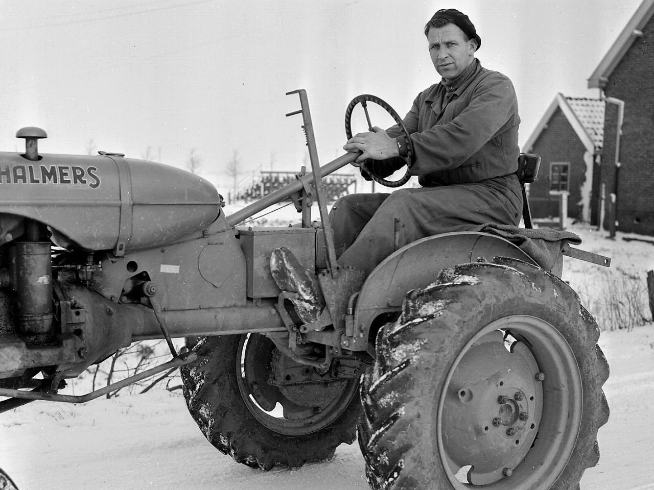 Boer met tractor, Halfweg, 1952