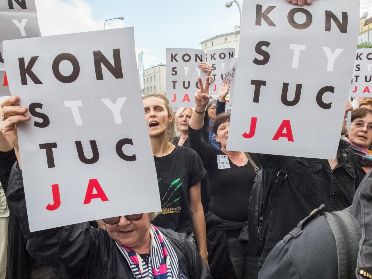 Foto van demonstratie tegen de aantasting van de onafhankelijke rechtspraak in Polen.